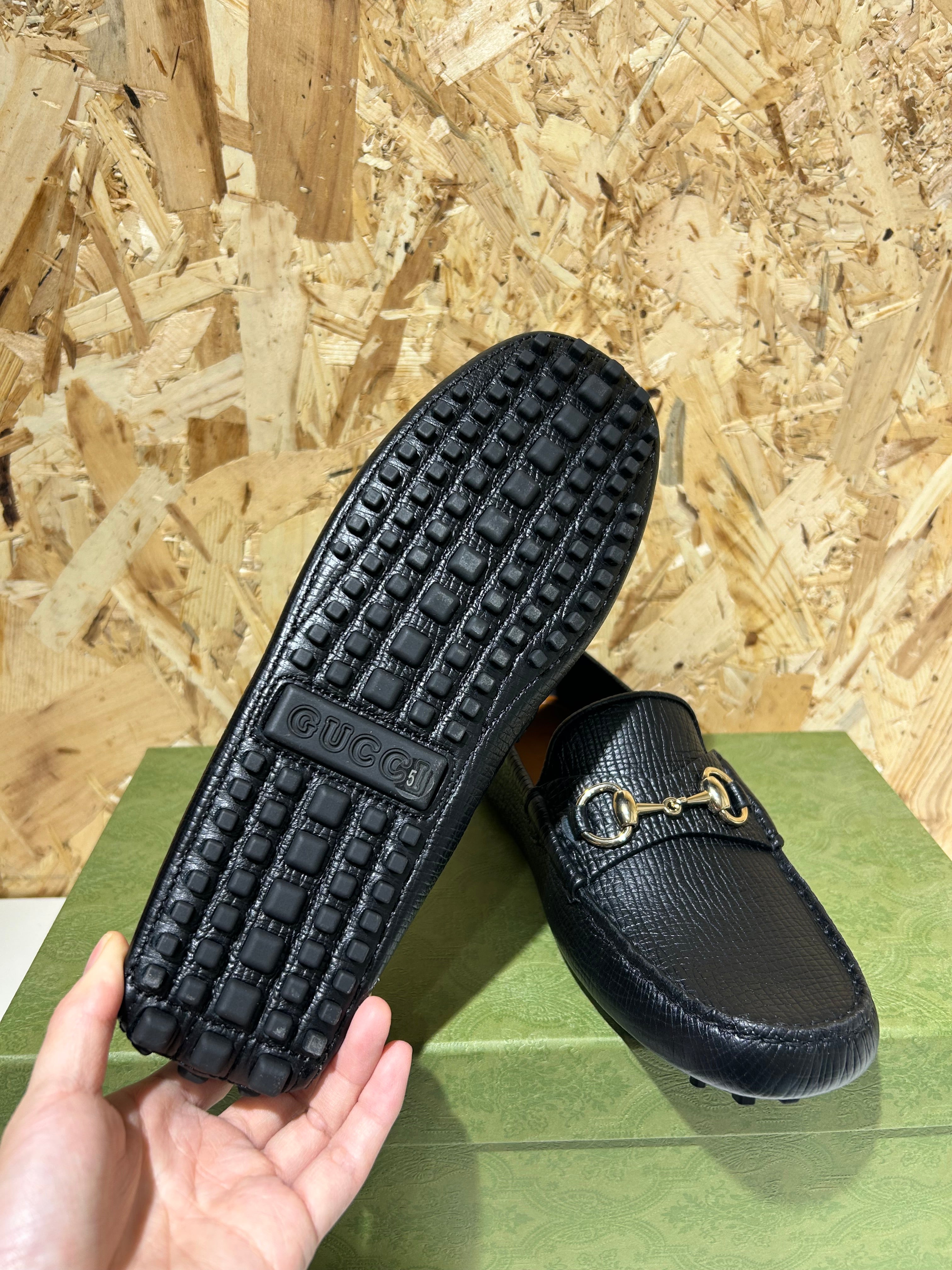 Gucci mocassini driver uomo Horsebit pelle nera granulata cod.674254